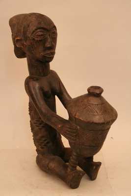 luba(porteuse de coupe ), d`afrique : Rép.démoncratique du Congo., statuette luba(porteuse de coupe ), masque ancien africain luba(porteuse de coupe ), art du Rép.démoncratique du Congo. - Art Africain, collection privées Belgique. Statue africaine de la tribu des luba(porteuse de coupe ), provenant du Rép.démoncratique du Congo., 1344/2308.ancienne porteuse de coupe.H45cm. représentant une femme tenant entre les mains une coupe avec un couvercle fermé.
La femme a une coiffure en forme de croix décorée,des scarifications sur le corps
1ère moitié du 20eme sc Bois à patine noire.
On l